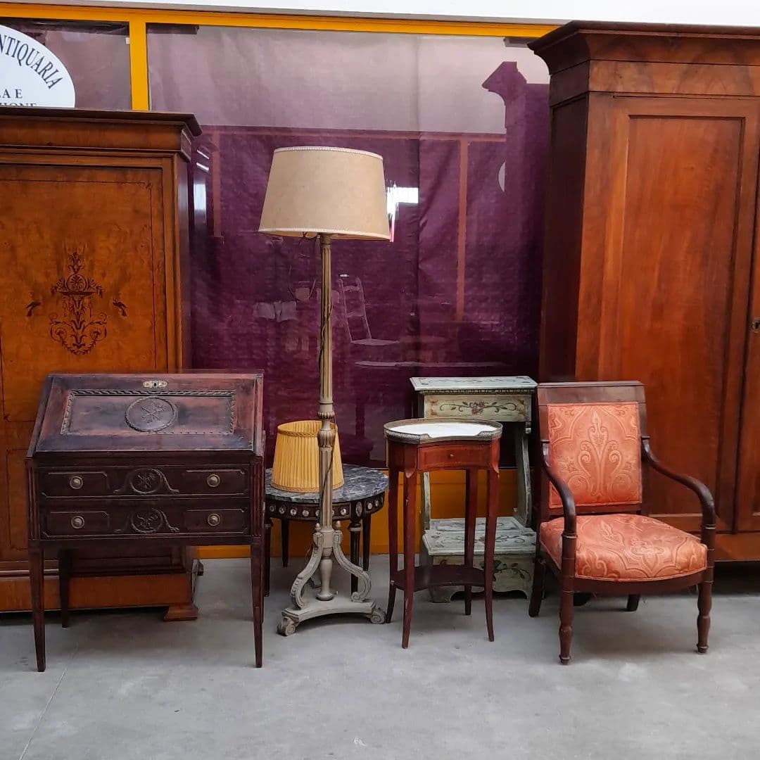Showroom di mobili antichi eleganti